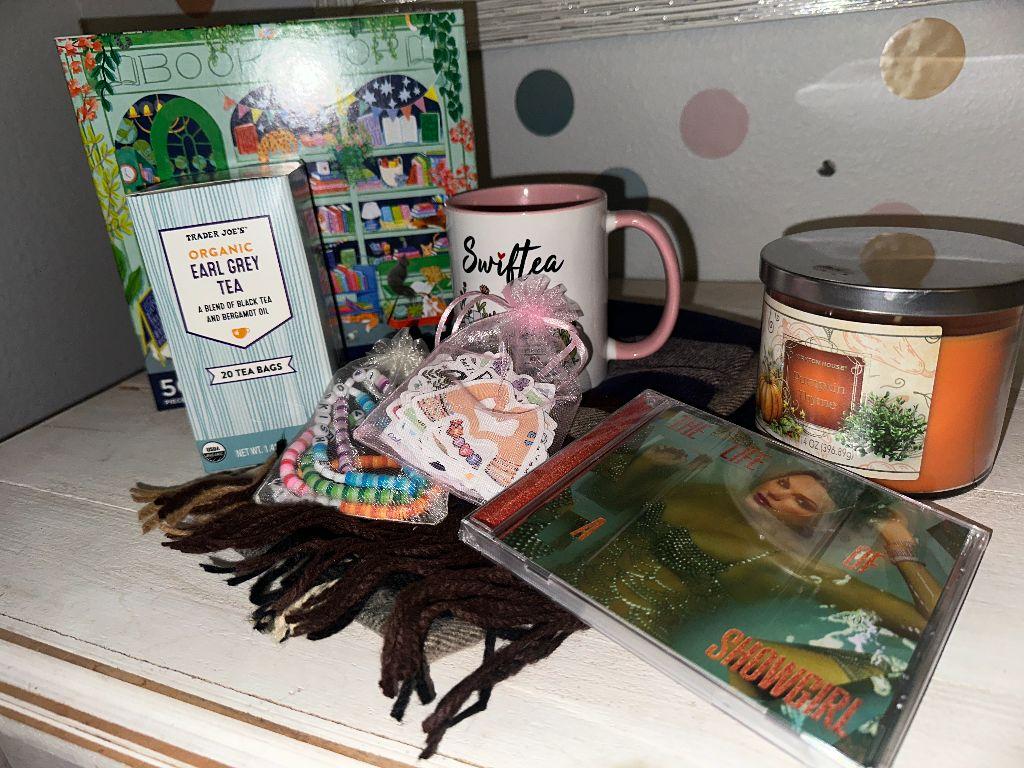 Cozy Taylor Swift Basket / Sycamore Elementary