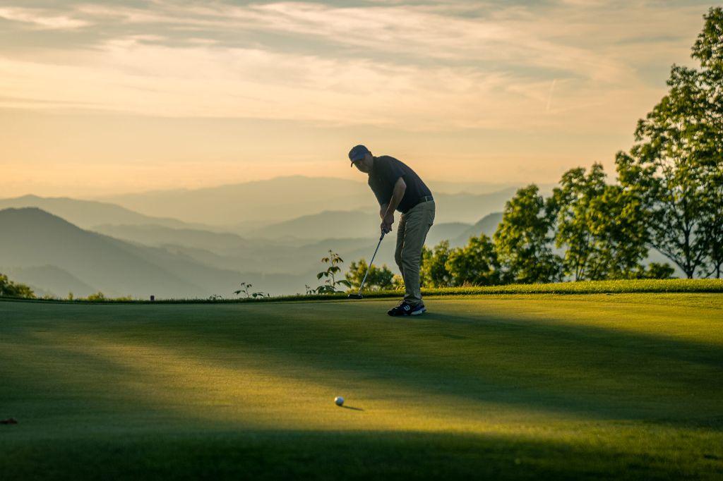 ''Golf with a View'' at Bear Lake Reserve