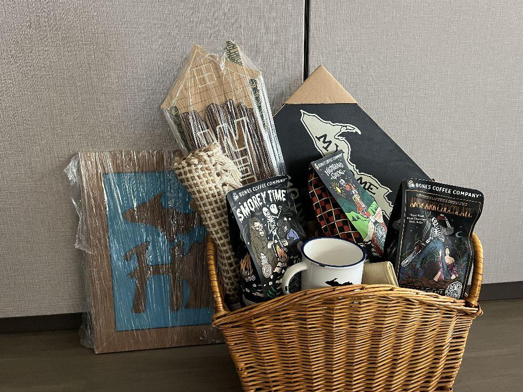 Michigan Basket + ''Welcome'' Sign - hand crafted, w...