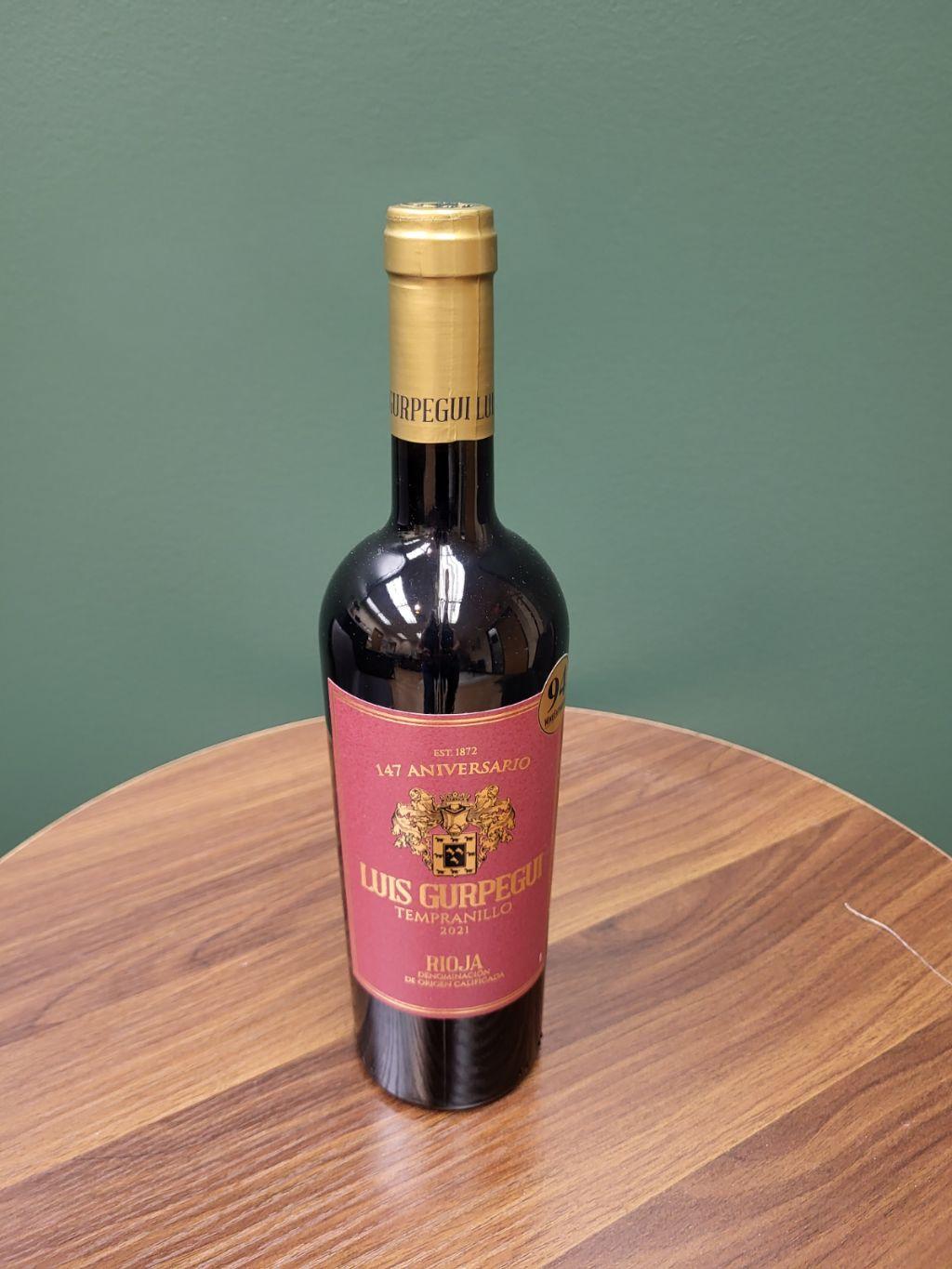 Sip & Safari: Giraffe Photo, Rioja Wine & Glasses