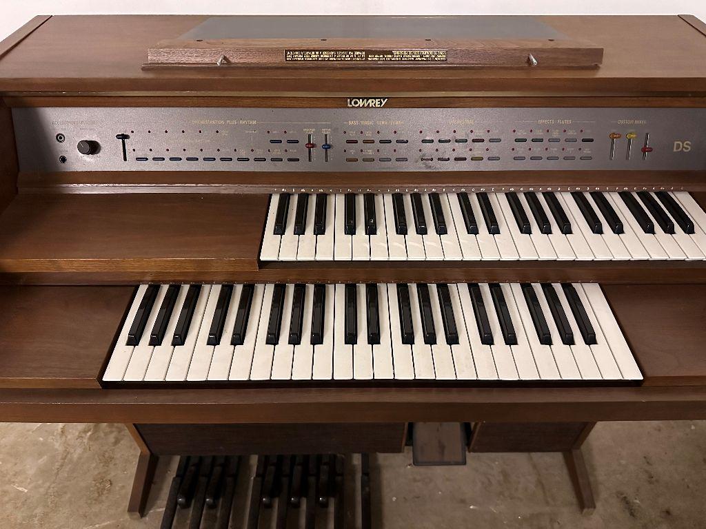 Antique Lowrey Electric Organ