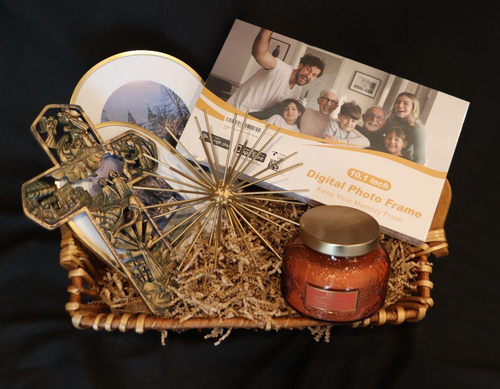 Wi-Fi Digital Picture Frame Gift Basket