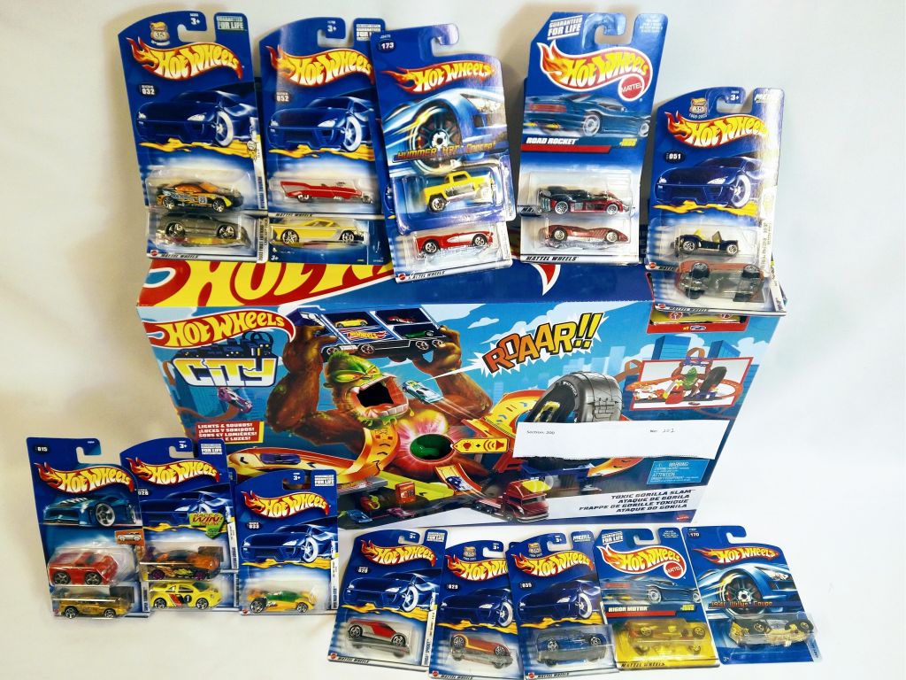 Hot Wheels City Toxic Gorilla Slam Track & 20 Hot Wheels