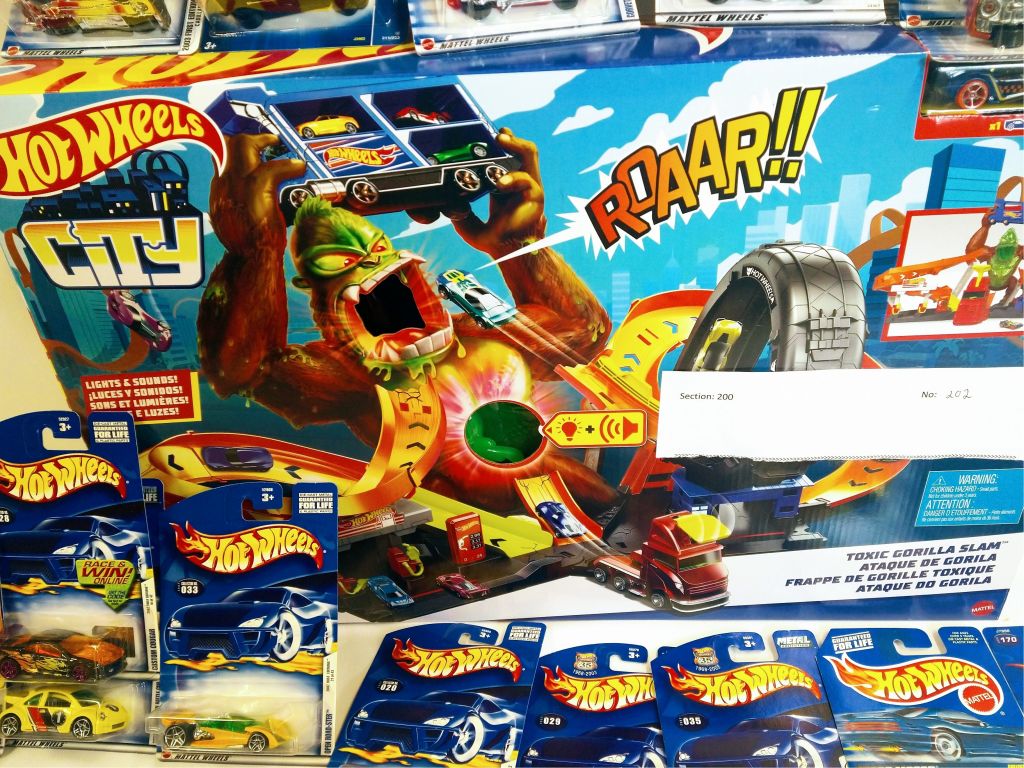 Hot Wheels City Toxic Gorilla Slam Track & 20 Hot Wheels