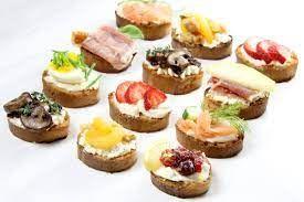 COCKTAILS AND CANAPÉS WITH THE MAYS