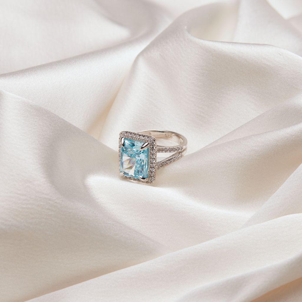 STRIKING AQUAMARINE Cocktail Ring size 7