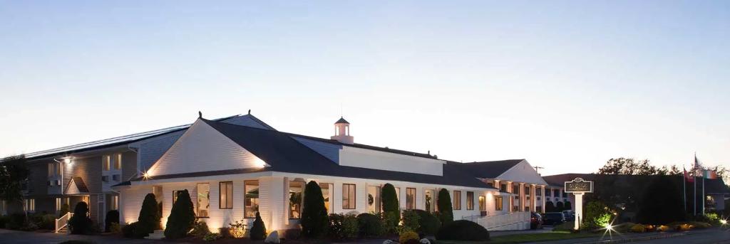 One Gift Certificate for One Night Cape Cod Getaway in a Deluxe Queen Room (West Yarmouth, MA)