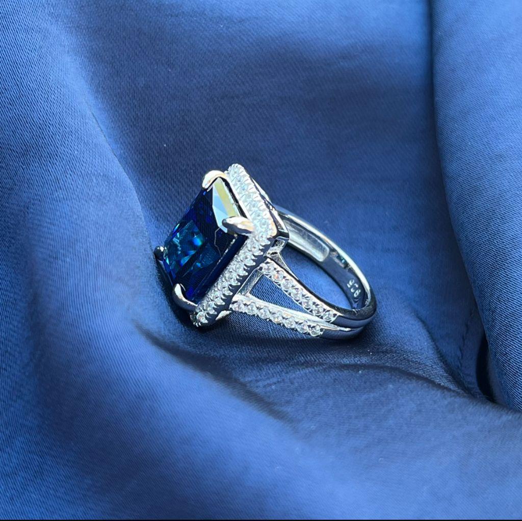 STRIKING BLUE SAPPHIRE Cocktail Ring size 7