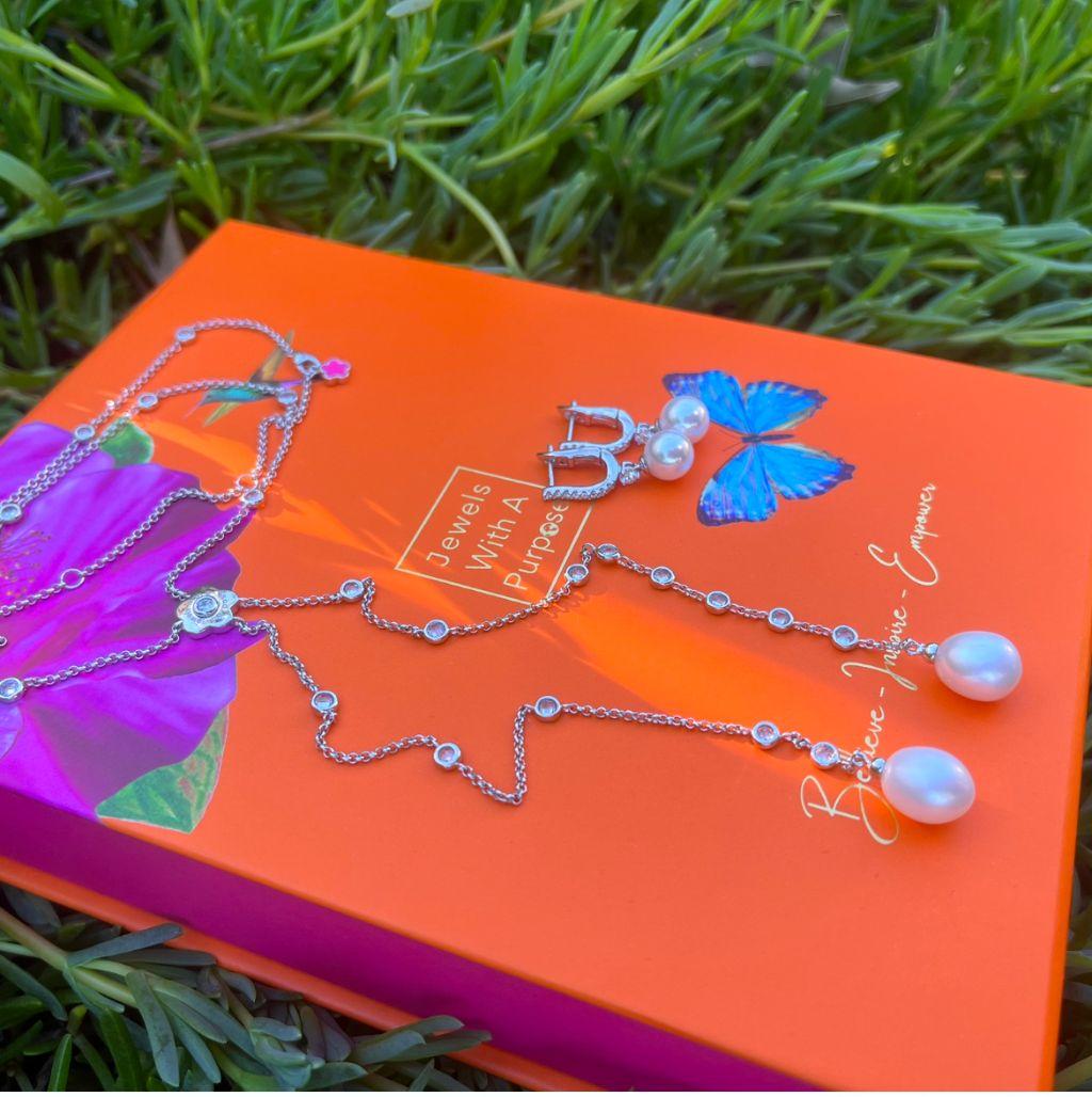 CLASSY PEARLS Necklace and Earrings Set 