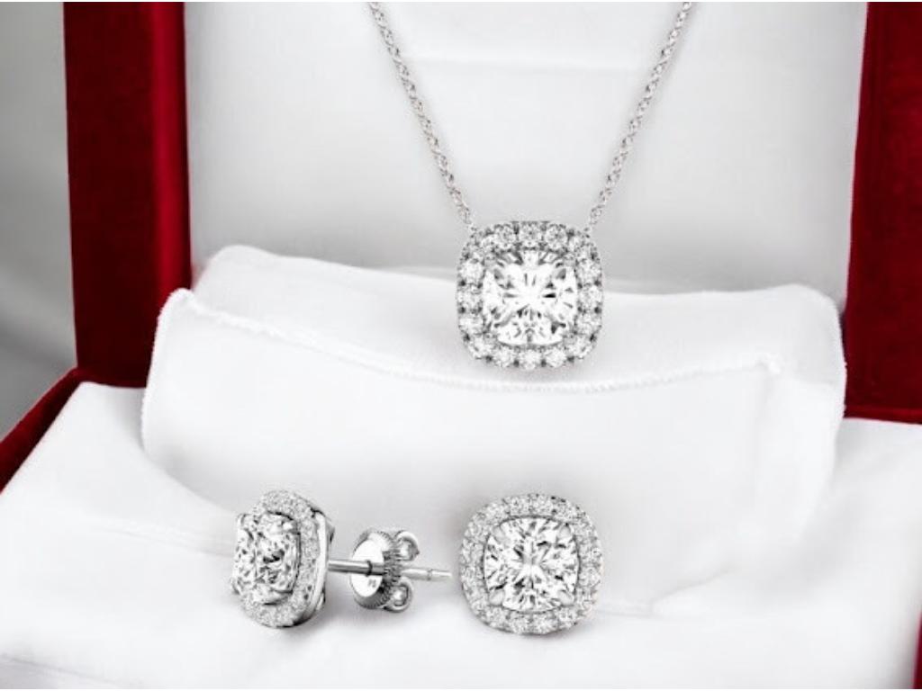 MODERN CLASSIC Necklace/Earrings Set