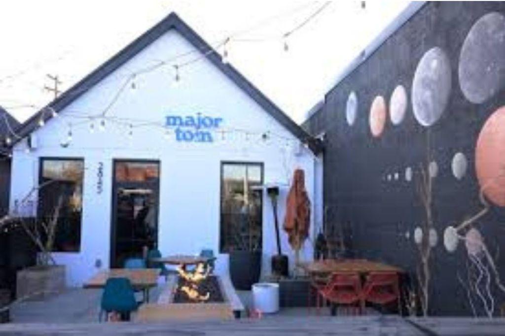 Dinner at Major Tom (2 people)