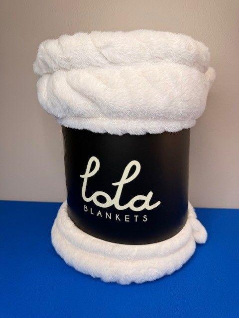 Lola Blanket in Creamy Cloud, Size Large