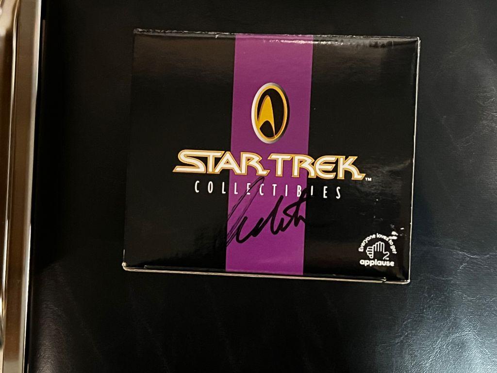 Star Trek Collectibles USS Voyager Doctor Diorama au...