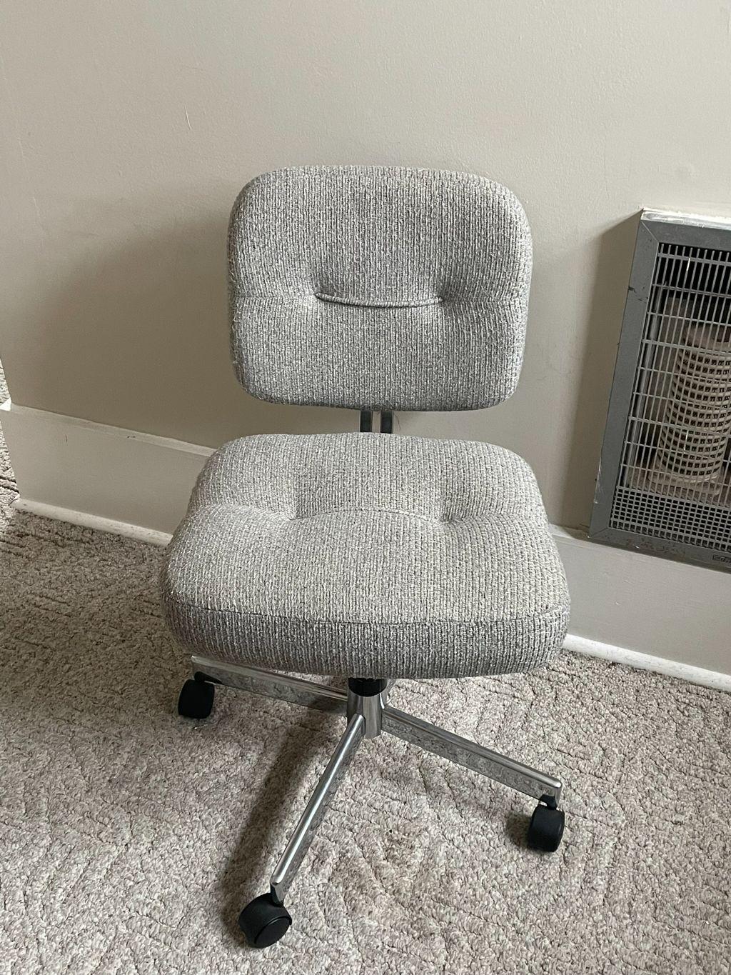 Gray Office Chair w/ Wheels