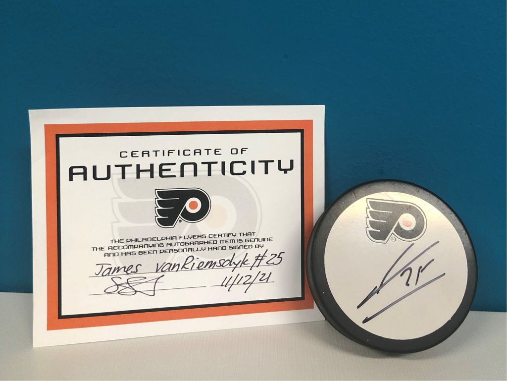 Authentic autographed Philadelphia Flyers Hockey Puc...