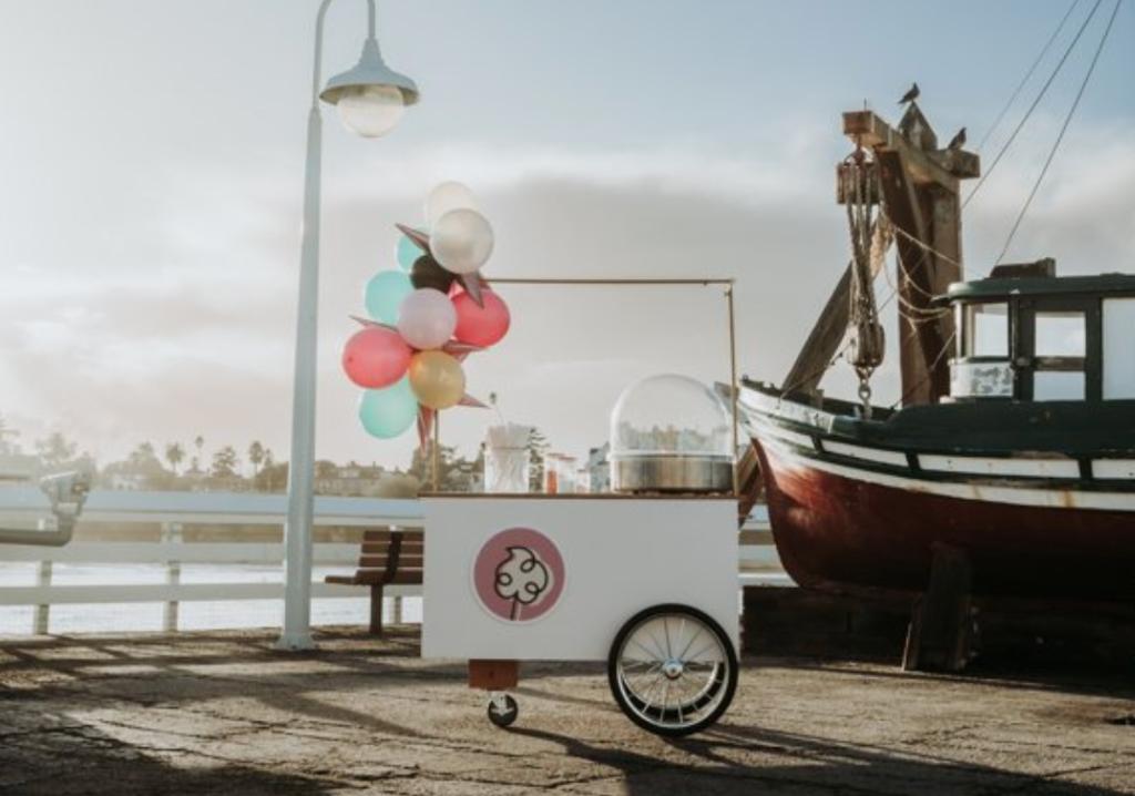 Wonder Cotton Candy – 50 Cotton Candy Tubs with Custom Sticker for Party Favors