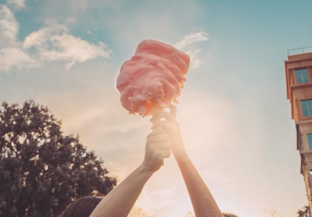 Wonder Cotton Candy – 50 Cotton Candy Tubs with Custom Sticker for Party Favors