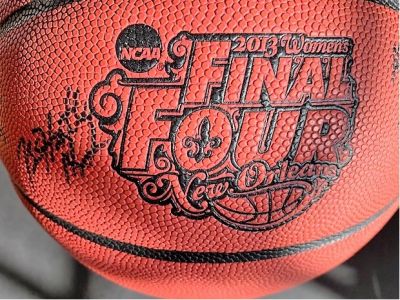 UConn Women's 2013 basketball hand-signed by the tea...