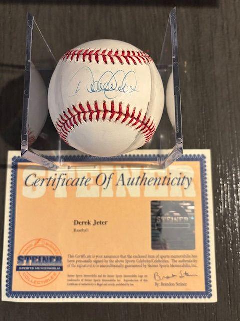 Official MLB baseball hand signed by Hall of Famer D...