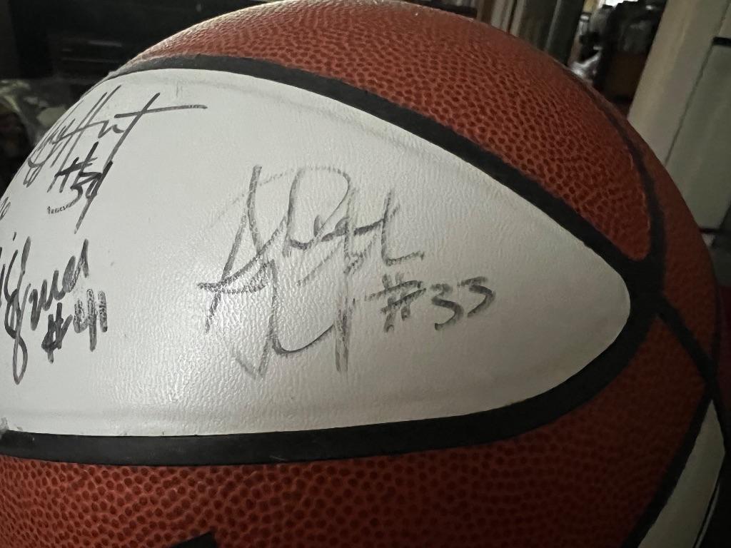 Classic UConn Women’s Basketball 1997-1998 sig...